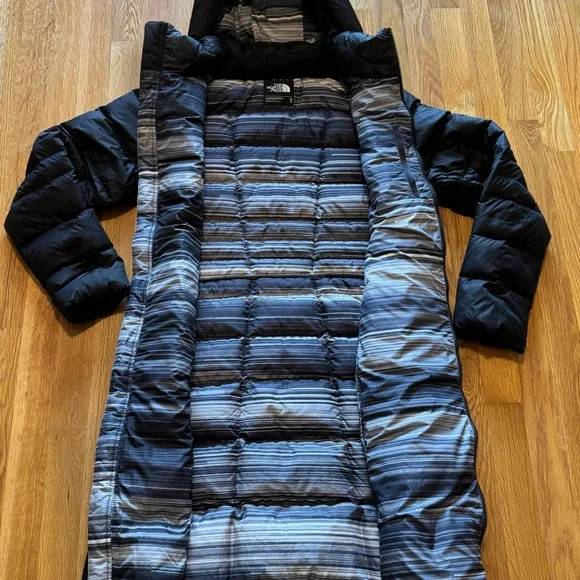 ❄️The North Face Women's Metropolis II Parka - Black with Rare Striped Lining ❄️ - Picture 3 of 9